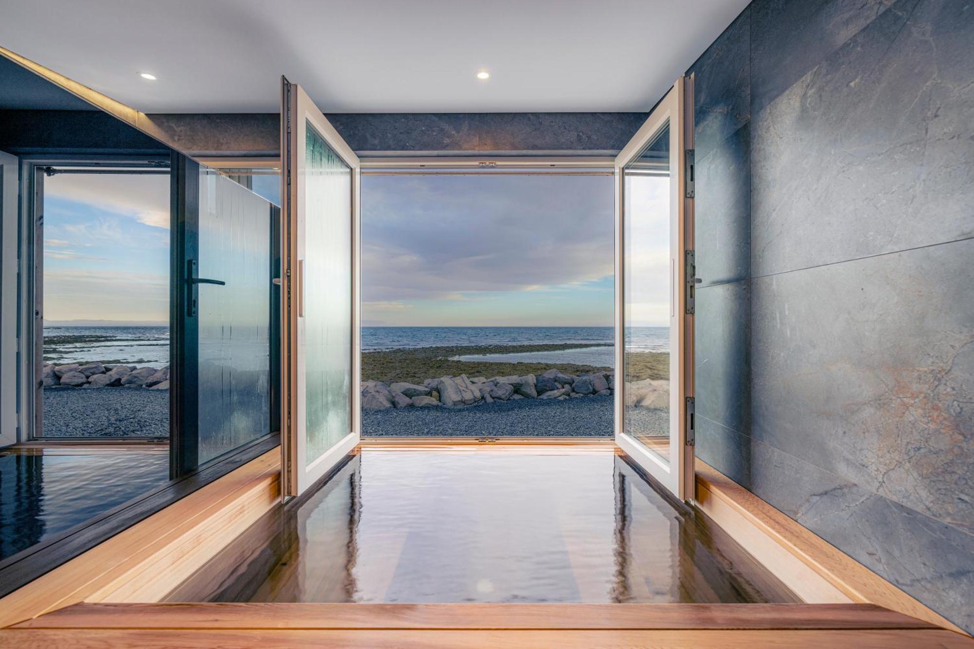 Bay View Apartments Gardur Bagian luar foto