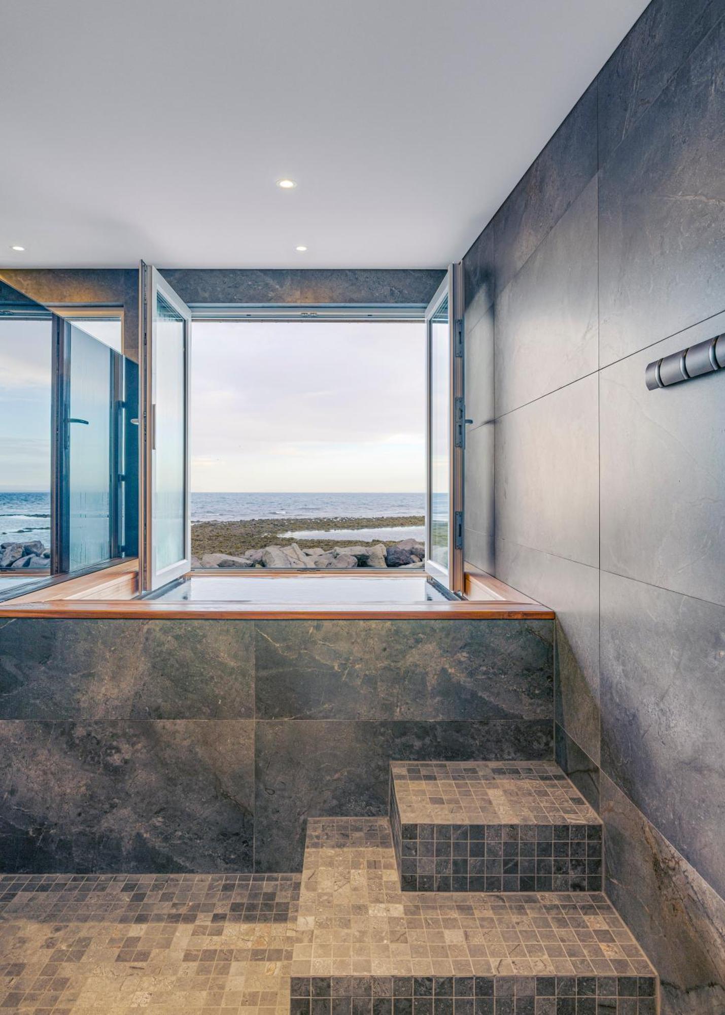 Bay View Apartments Gardur Bagian luar foto