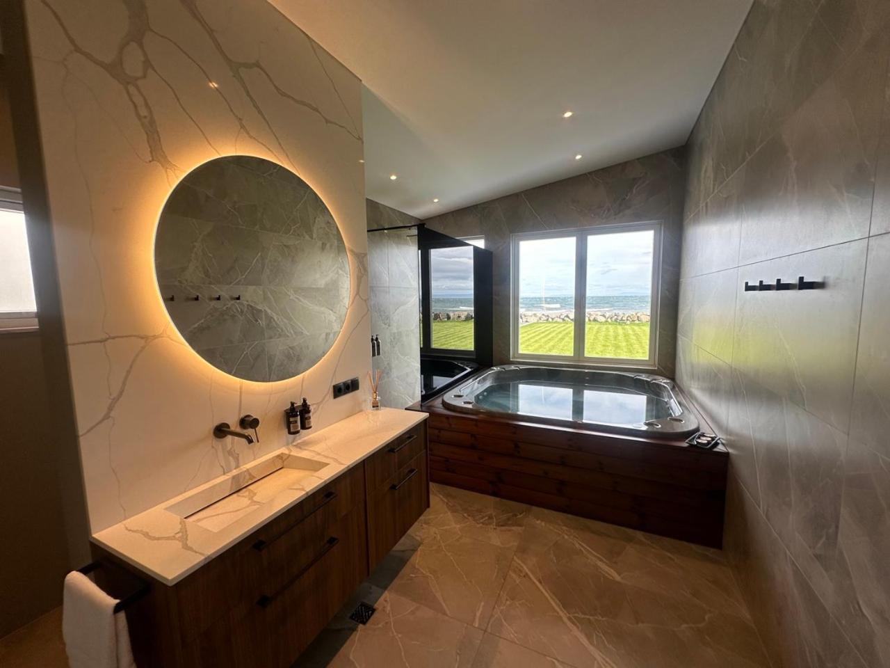 Bay View Apartments Gardur Bagian luar foto